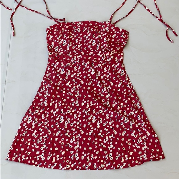 Red dress with white flowers - Picture 6 of 9